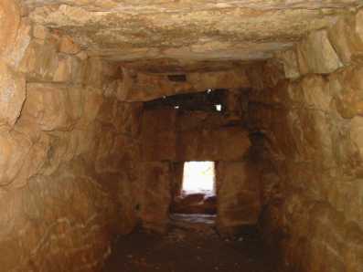 Interior de la naveta de Tudons (Menorca)