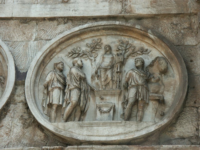 Arco de Constantino: cara norte. Clipeo de Adriano
