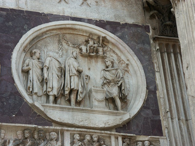 Arco de Constantino: cara norte, Clpeo de Adriano