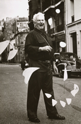 Foto de Calder con uno de sus mviles